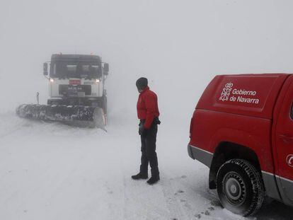 Un camión quitanieves despeja la NA-137 junto a un vehículo de la Policía Foral. En vídeo, Gloria pone en alerta por nieve a 18 personas.
