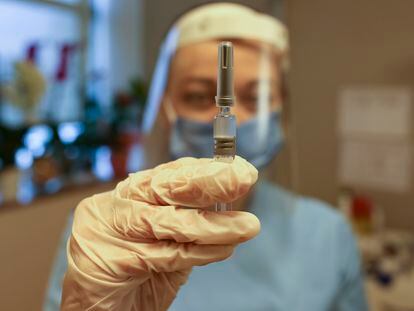 Una enfermera sostiene una vacuna CoronaVac, fabricada por Sinovac, el 21 de diciembre de 2020.
