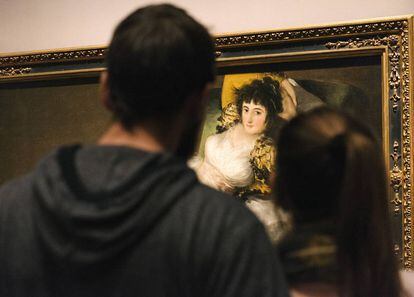 Una pareja observa 'La maja vestida', de Goya.