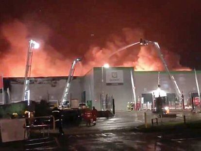 Imagen del incendio en la planta de Ocado.