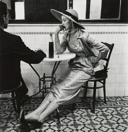 Café en Lima. Vogue, febrero de 1949. 
