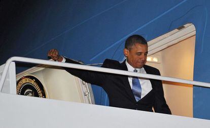 Obama entra en el Air Force One de camino a Hawaii. 