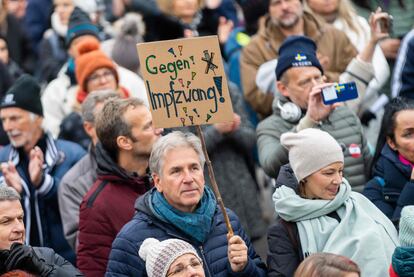 Protestas contra la obligación de vacunarse este domingo en Viena, Austria, coincidendo con la cumbre entre el Gobierno y los líderes de las regiones.