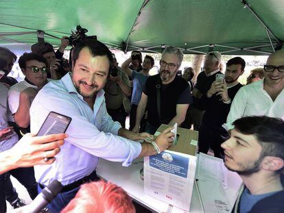 Matteo Salvini, líder de La Liga, vota el sábado el acuerdo de Gobierno diseñado con el Movimiento 5 Estrellas. 