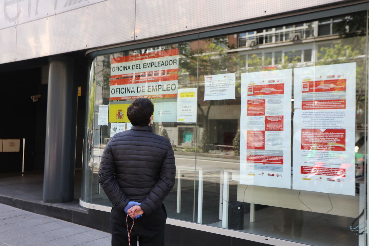 Un hombre delante de una oficina de empleo en Madrid.