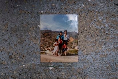 La familia de García, el primer día que se mudaron al barrio de Pablo Escobar, en la comuna 9 de Medellín, en 1984.