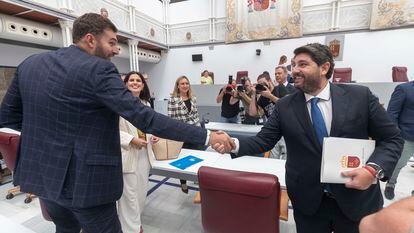 El presidente en funciones de la Comunidad de Murcia, Fernando López Miras, a la derecha, saluda al portavoz de Vox, José Ángel Antelo, este miércoles en la Asamblea de Murcia.