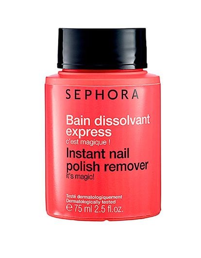 Este quitaesmaltes de Sephora es literalmente mágico. Solo tienes que introducir el dedo en el bote un par de veces y cuando lo sacas la laca de uñas se habrá esfumado. Lo mejor de este producto es que al utilizarlo ahorras tiempo y no necesitas acompañarlo de algodones como ocurre con los quitaesmaltes tradicionales. (7,90 euros).