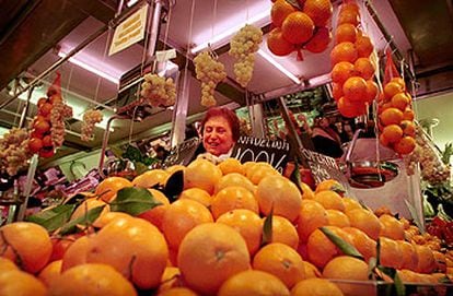 Una frutera vende naranjas en el mercado central de Valencia.