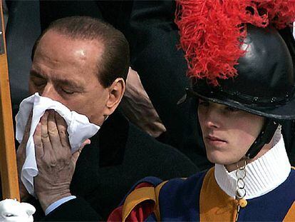 Silvio Berlusconi llora por la muerte de Juan Pablo II
