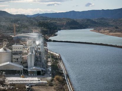 Imagen de la planta química de Ercros junto al río Ebro, en Flix.