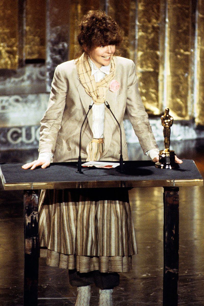 Diane Keaton recogiendo su Oscar a mejor actriz por ‘Annie Hall’ vestida de Armani.