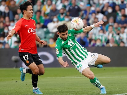 Álex Moreno remata de cabeza para hacer el primer gol del Betis.