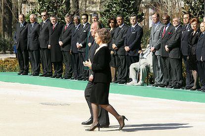 Los reyes don Juan Carlos y doña Sofía, durante la inauguración del Bosque de los Ausentes, en el parque del Retiro, en presencia de numerosas autoridades extranjeras.