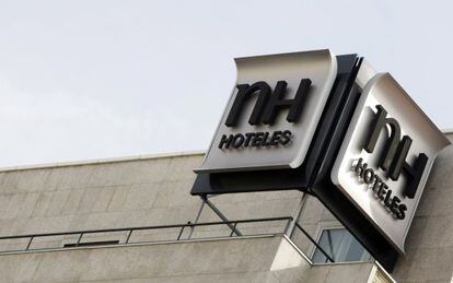 El logo de NH, en un hotel en el centro de Madrid.