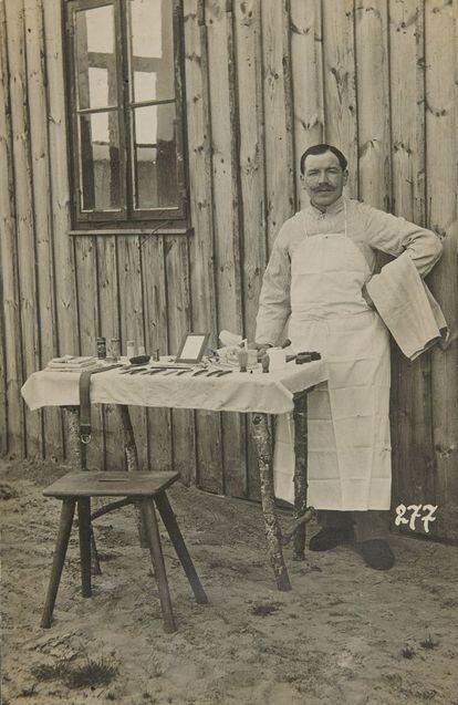 Algunos prisioneros se ganaban la vida haciendo tareas para sus compañeros. En los tres campos alemanes en los que estuvo Bruelemans se dedicó al trabajo de barbero. Otros soldados no tenían tanta suerte. De 1915 en adelante, los ejércitos alemán, francés y ruso empezaron a utilizar prisioneros como mano de obra. Los británicos solo se sumaron en 1917 por la oposición de los sindicatos.