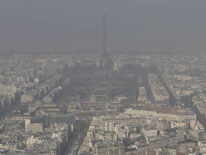 La torre Eiffel durante unos d&iacute;as de alerta por contaminaci&oacute;n en 2014.