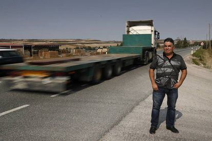 José Javier García posa en la Nacional I. Aquí perdió a su hija Verónica, de 20 años, en un accidente de tráfico.