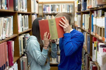 Dos jóvenes en una librería.