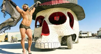 John Hurley, de 34 años, frente a un coche en forma de calavera.