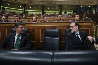 Mariano Rajoy y Rafael Catalá, durante la sesión de control al Gobierno.