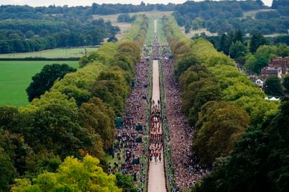 El cortejo fúnebre marcha hacia el castillo de Windsor, donde se celebrará un servicio religioso en la capilla de San Jorge. 