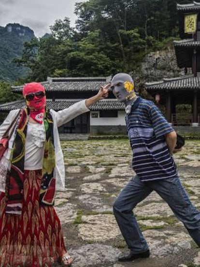 Dos turistas chinos ataviados con 'facekinis' en un templo de la provincia de Jiangsu, cerca de Shanghái (China).