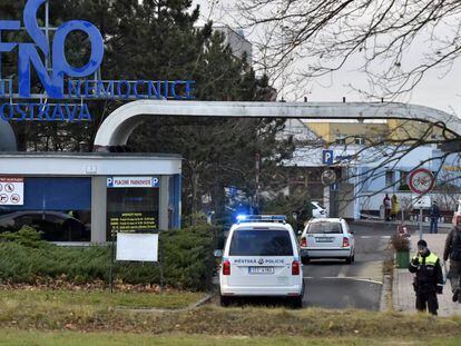 Vehículos de policía en la entrada del Hospital Universitario de Ostrava, tras el tiroteo.   10/12/2019 ONLY FOR USE IN SPAIN