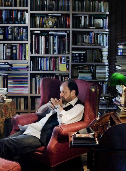 "Puedo pasarme horas aquí sentado. Es mi rincón para leer, pensar, imaginar adaptaciones, ver películas...", afirma José María Pou.
Foto: Carmen Secanella