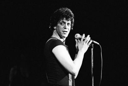 Lou Reed, quien fue líder de The Velvet Underground, sobre el escenario.