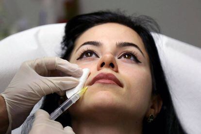 Aumento de labios en una clínica de Tirana.