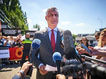 El presidente de Kosovo, Hashim Thaçi, atiende a los medios de comunicación antes de entrar en el Tribunal de La Haya, este lunes.