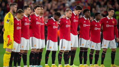 Los jugadores del Manchester United guardan el minuto de silencio en homanaje a Isabel II antes de comenzar el partido ante la Real Sociedad este jueves.