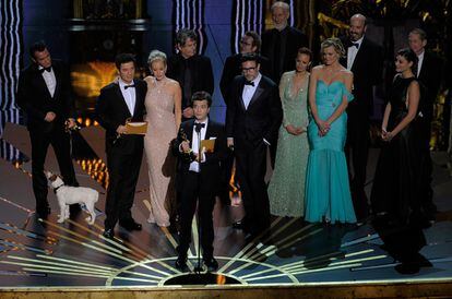 El equipo de 'The Artist' recoge el Oscar a la mejor película en la 84 edición de los premios de la Academia de cine.