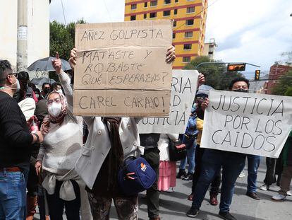 Manifestantes afines al Gobierno protestan para impedir que Áñez sea trasladada a un hospital.