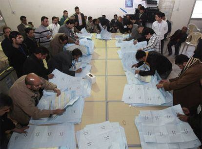 Funcionarios cuentan en Bagdad votos de las elecciones provinciales.
