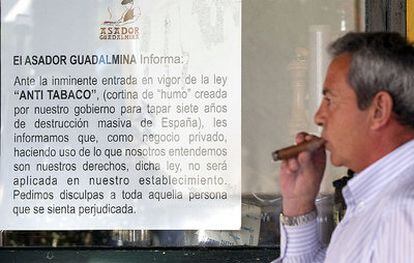 Cartel situado en un asador de Marbella  (Málaga) en el que los responsables del local se declaran dispuestos a no cumplir con la ley antitabaco.