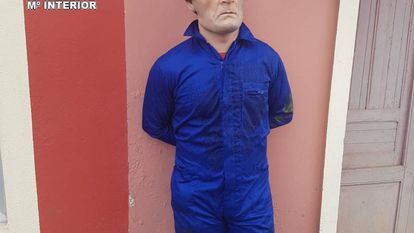 Imagen de uno de los atracadores, con careta y peluca, tomada por la Guardia Civil en Ponte do Porto (Camariñas).