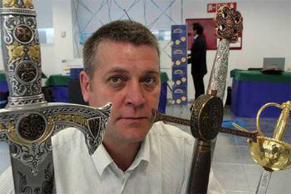 Ricardo Lop ha vendido espadas por Internet en 81 países