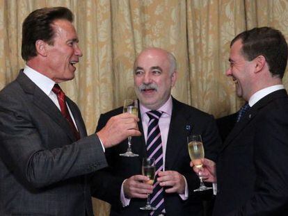 Víctor Vekselberg, en centro, con Arnold Schwarzenagger y Dmitri Medvédev, presidente de Rusia, en San Francisco en 2010.