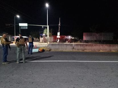 El cuerpo de El Vago sobre una carretera de Guerrero, el 12 de diciembre de 2022.