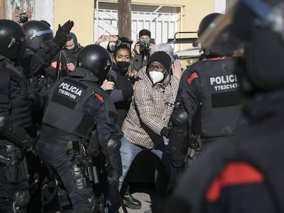 Desalojo de la nave de la calle Progrés de Badalona.