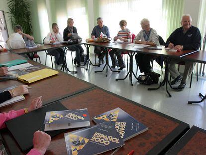 Un grupo de residentes extranjeros asiste a clase de castellano en Rojales (Alicante).