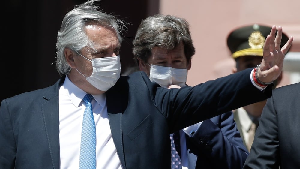 La pandemia y la crisis económica lastran el primer año de Alberto Fernández en Argentina - Vimarsana News