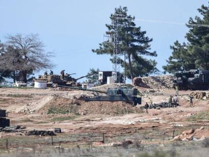 Tanques turcos cerca de la frontera noroeste siria.