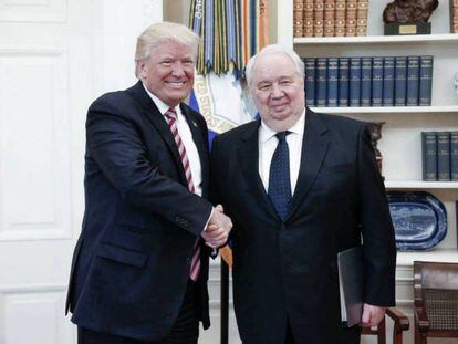 Donald Trump posa con el embajador ruso en Washington en el Despacho Oval.