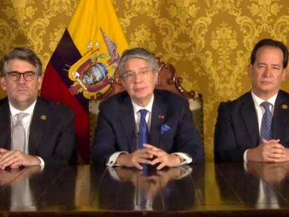 El presidente de Ecuador, Guillermo Lasso, en el centro, durante su mensaje a la nación en el que anunció la disolución del Parlamento, el pasado miércoles.