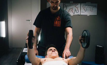 Márquez hace ejercicios de rehabilitación.