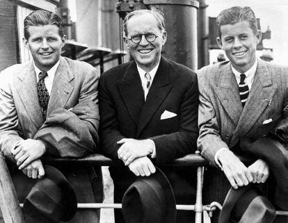 John F. Kennedy (dcha.) acompañado por su padre Joseph P. Kennedy (c) y su hermano Joseph P. Kennedy Jr., el 2 de julio de 1938.