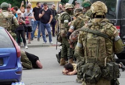 Miembros de Wagner detienen a varios civiles que bloqueaban una calle de Rostov, este sábado. 